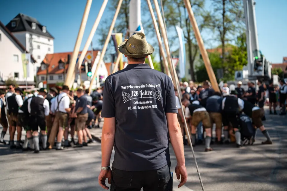 Bursche im 120-Jahre-Shirt beim Maibaumaufstellen