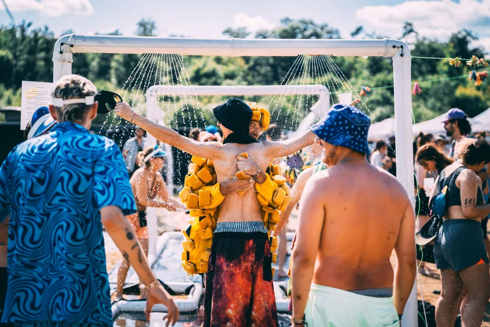Festivaldusche mit Schwamm-Kostüm