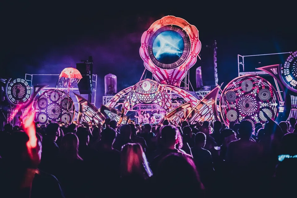 Mandala-Festivalbühne in Pink über der Menge