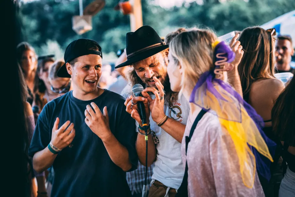 Spontaner Gesang mit Mikro in der Crowd