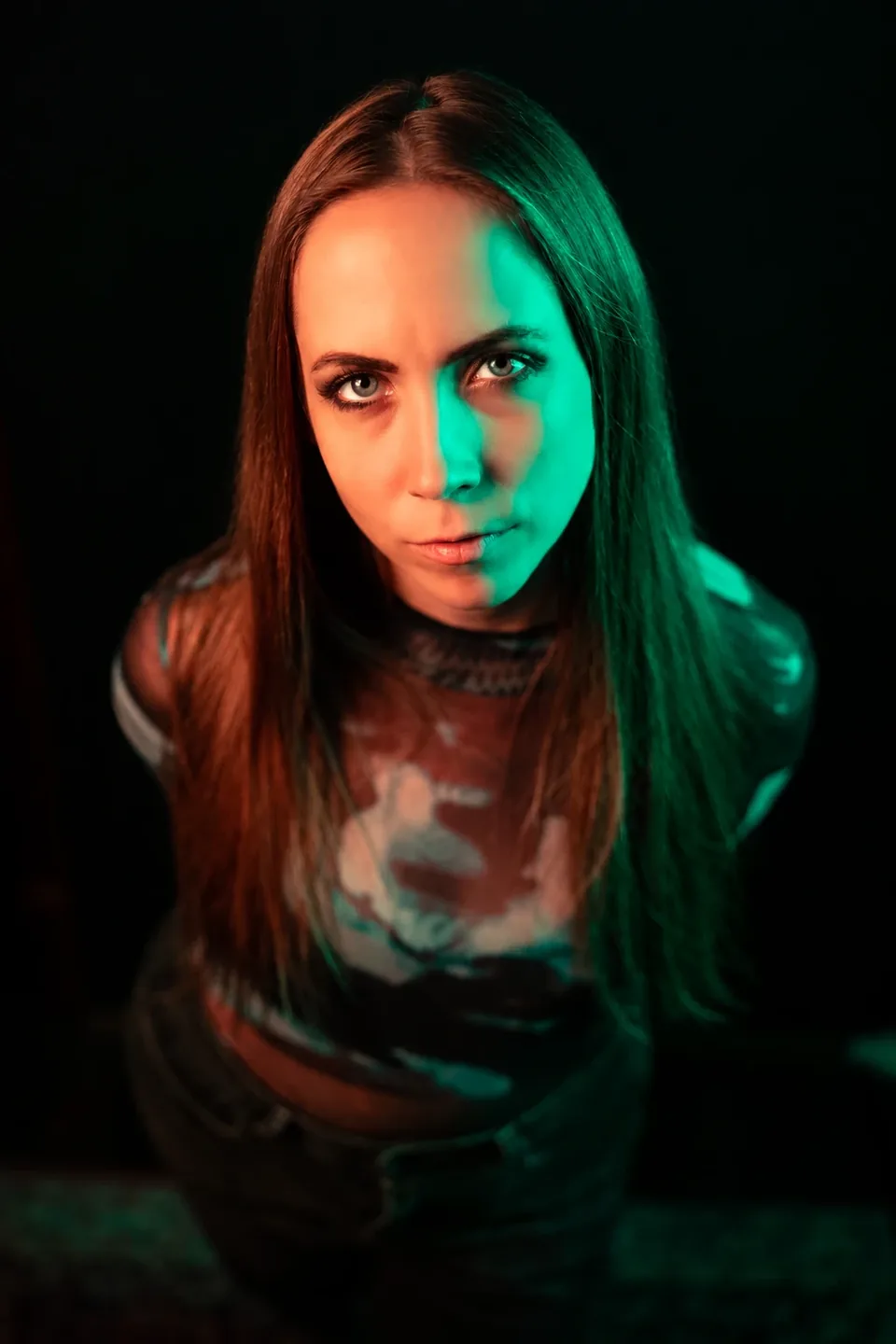 Porträt im Neonlicht, grün und orange