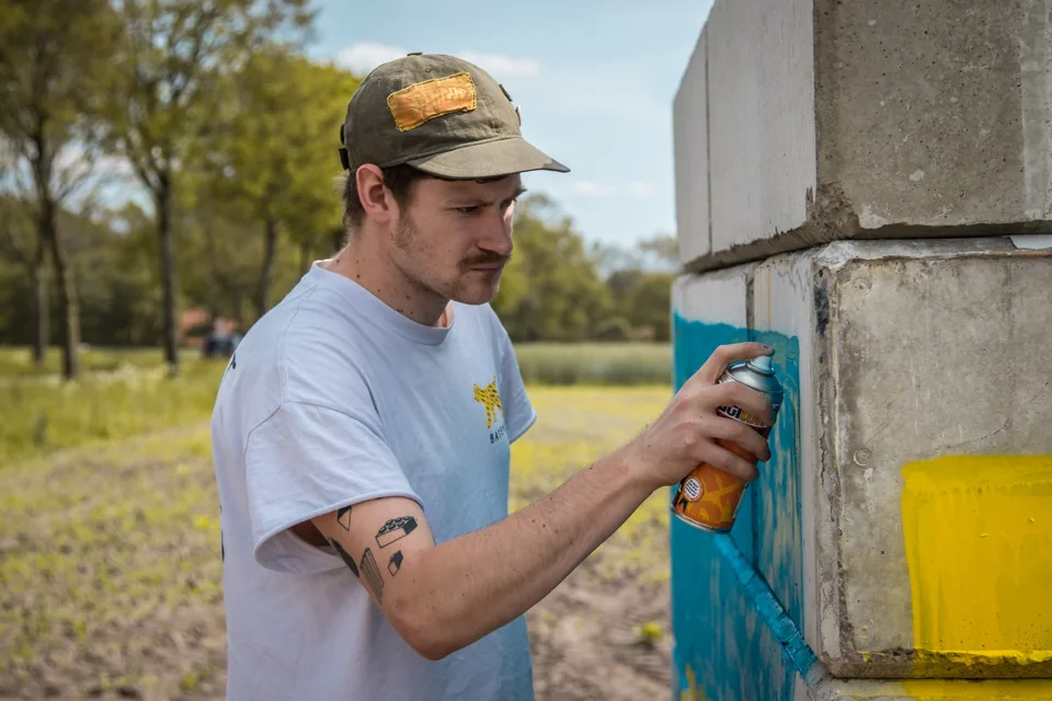Sprayer bei der Arbeit an Betonwand