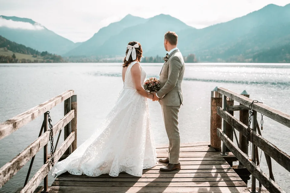 Brautpaar auf dem Steg am Schliersee
